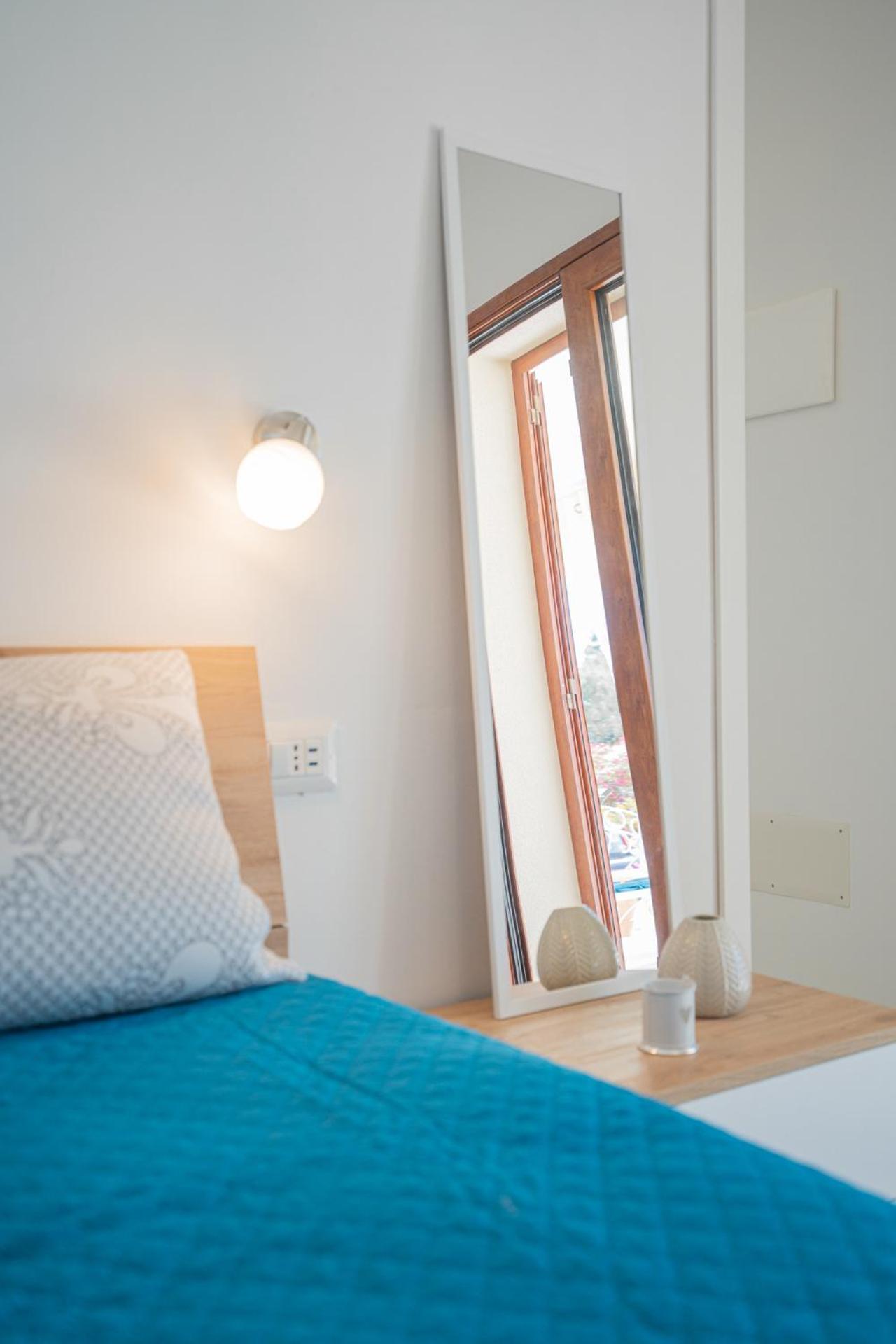 Ambra Holiday Rooms - Rooms & Beach サン・テオドーロ エクステリア 写真
